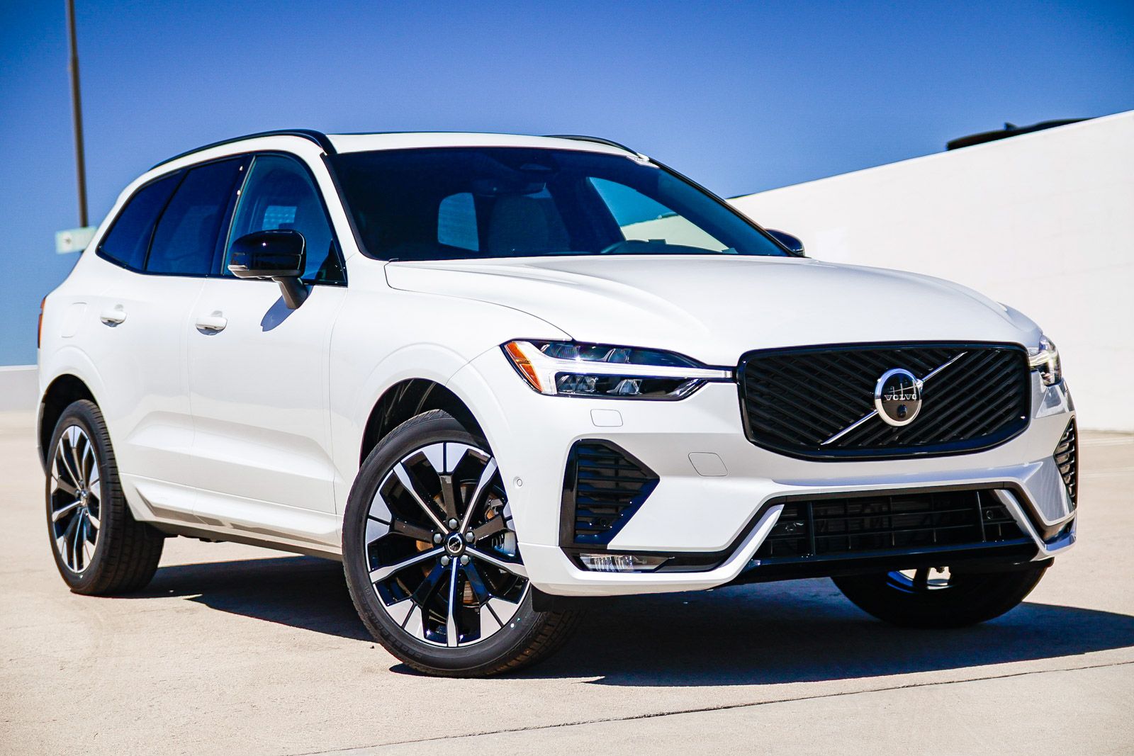 2026 Volvo XC60 B5 Plus