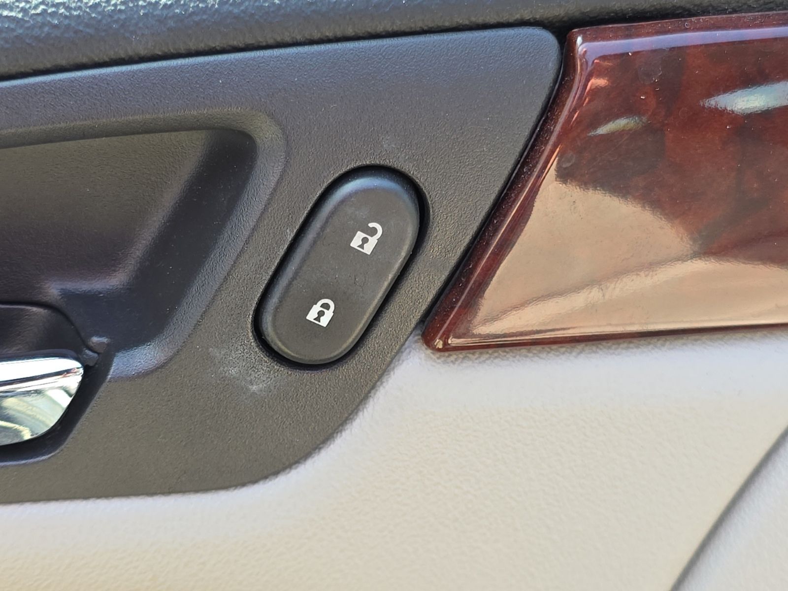 Used 2009 Gray Chevrolet LT image 25