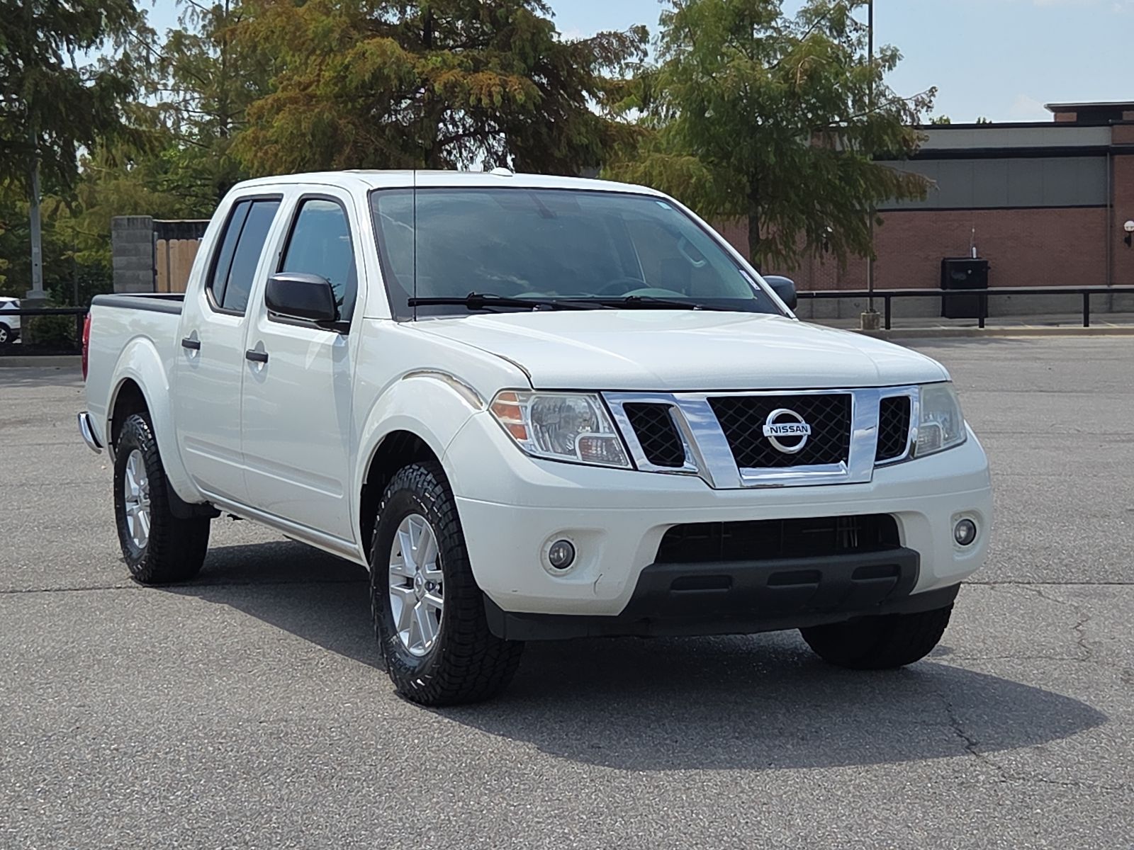 Glacier White 2016 Nissan Frontier Pickup Truck 4X2 5-Speed Automatic Overdrive