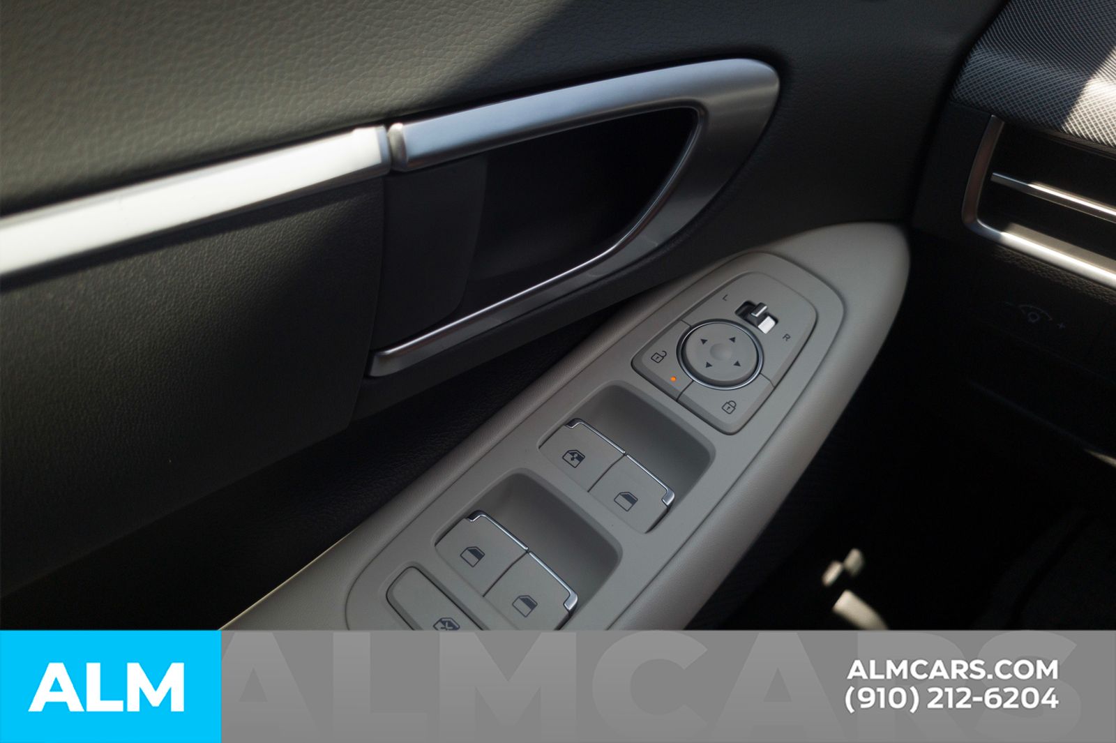Used 2025 Silver Hyundai SE image 29