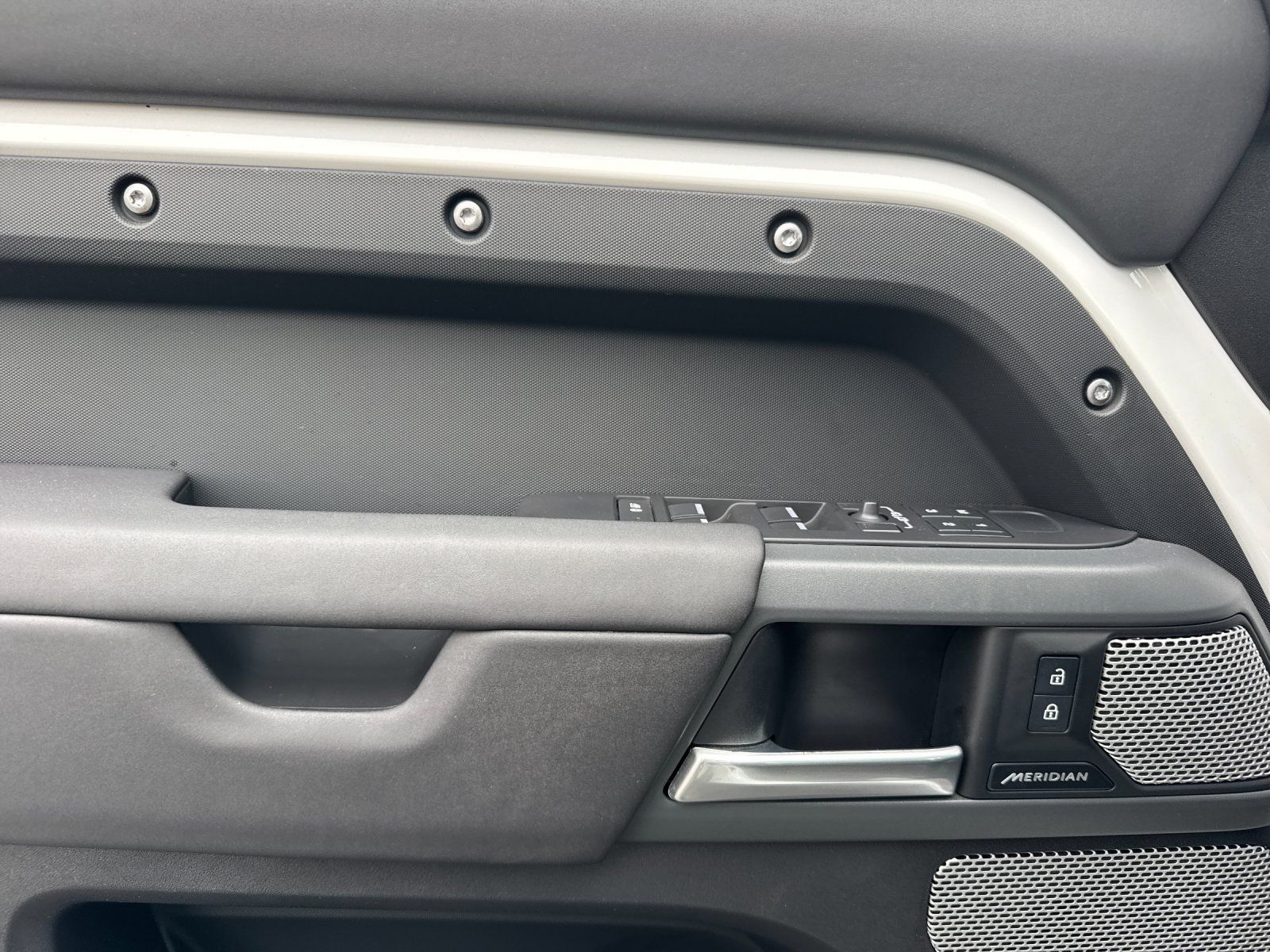 2024 Land Rover Defender X-Dynamic SE - Photo 10