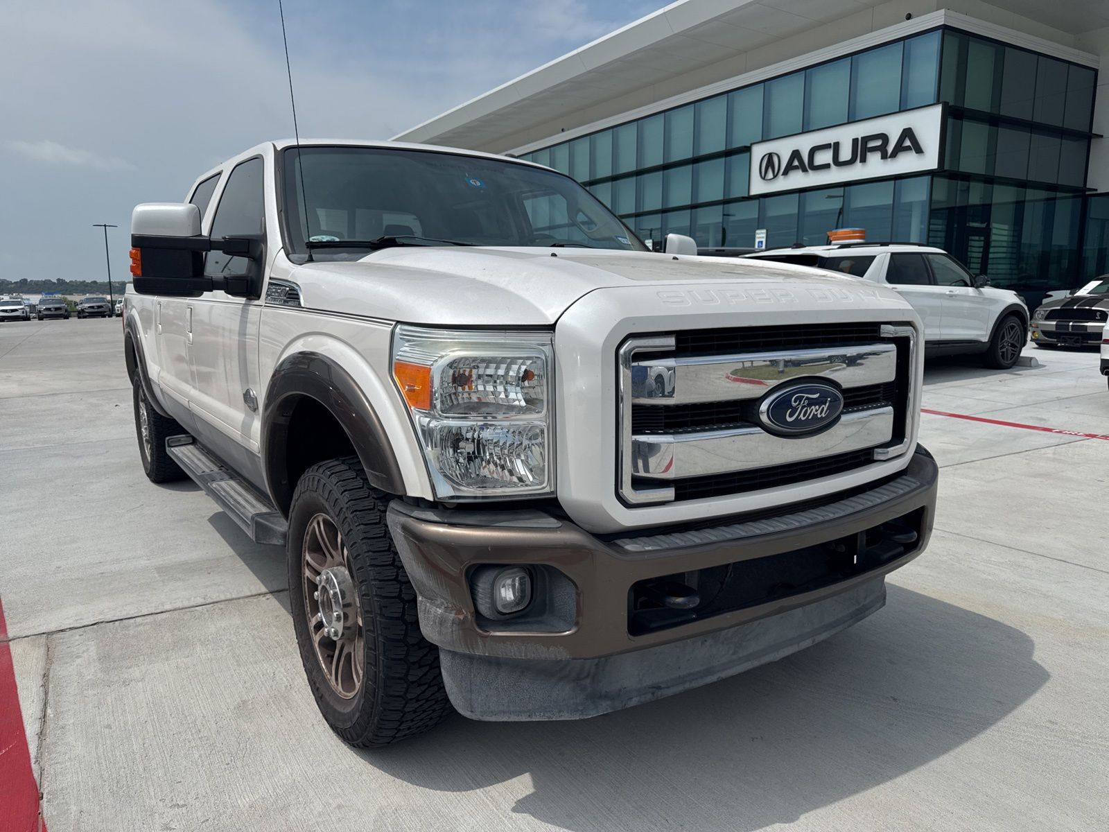 White Platinum Clearcoat Metallic 2015 Ford F-250 Super Duty King Ranch Crew Cab 4WD Pickup Truck Four-Wheel Drive 6-Speed Automatic Overdrive
