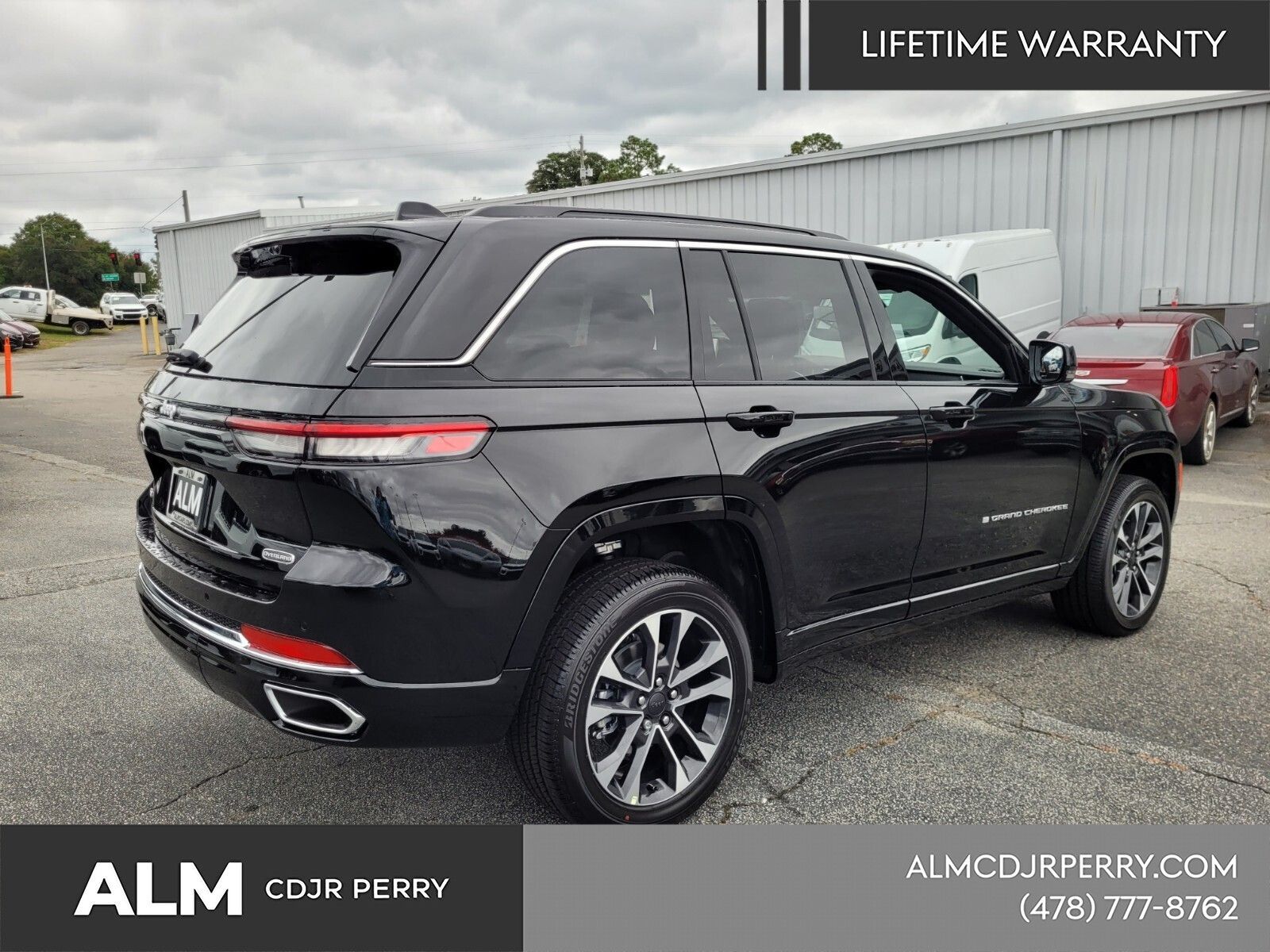 New 2025 Diamond Black Crystal Pearl-Coat Exterior Paint Jeep Overland image 15