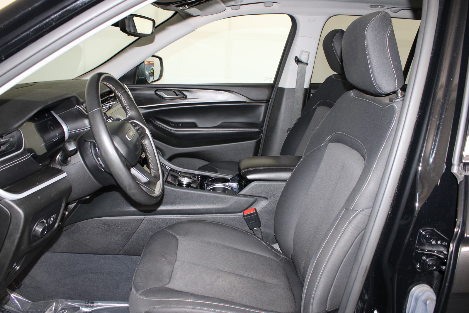 Used 2023 Black Jeep Laredo image 10
