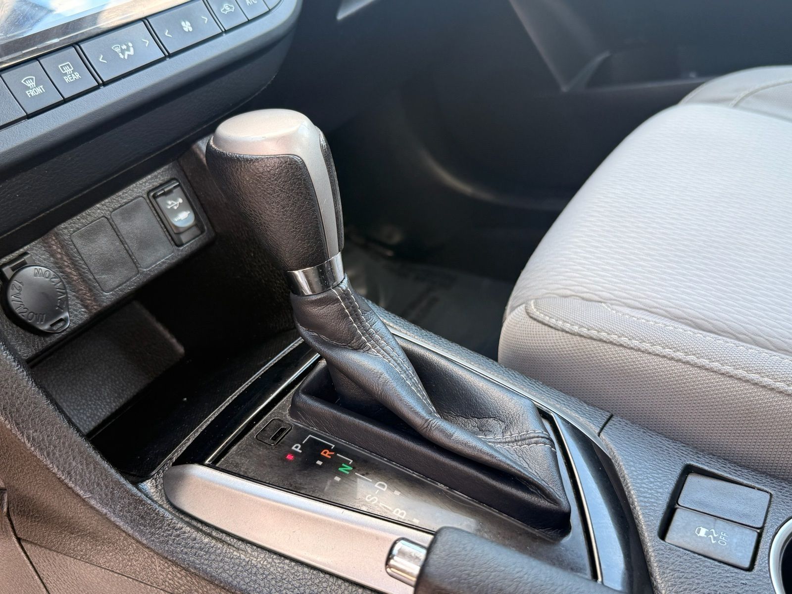 Used 2016 White Toyota LE image 21