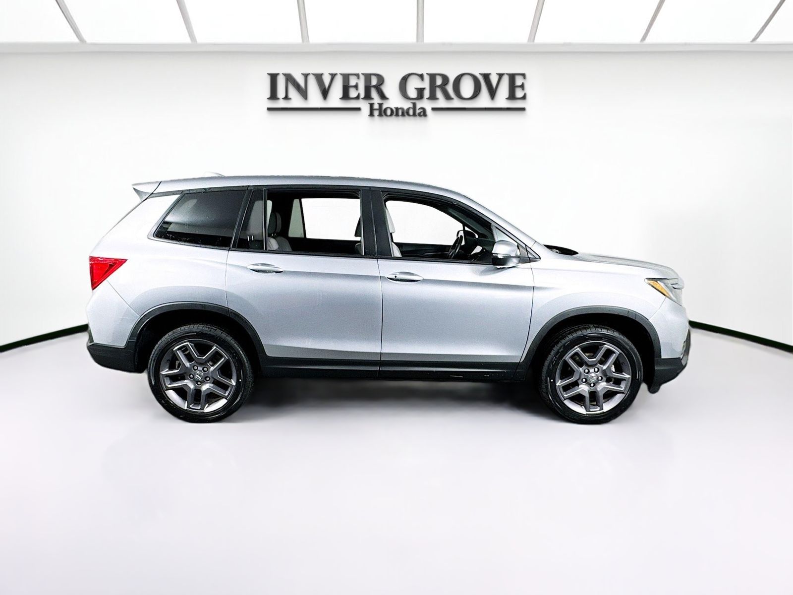 View vehicle photo 4