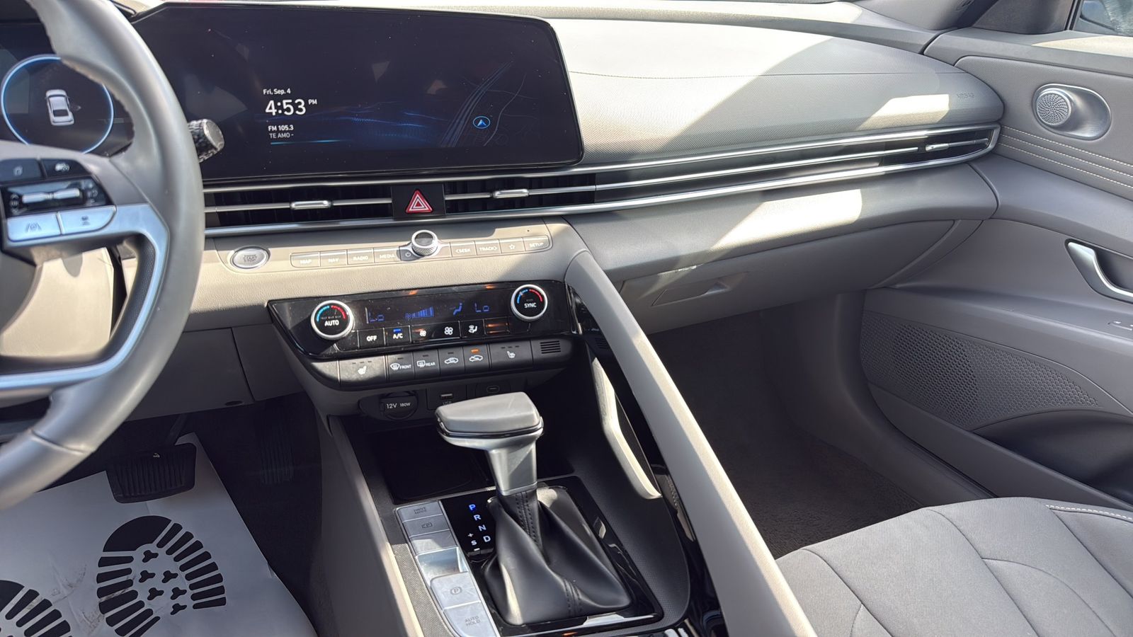 Used 2025 Gray Hyundai SEL Convenience image 19