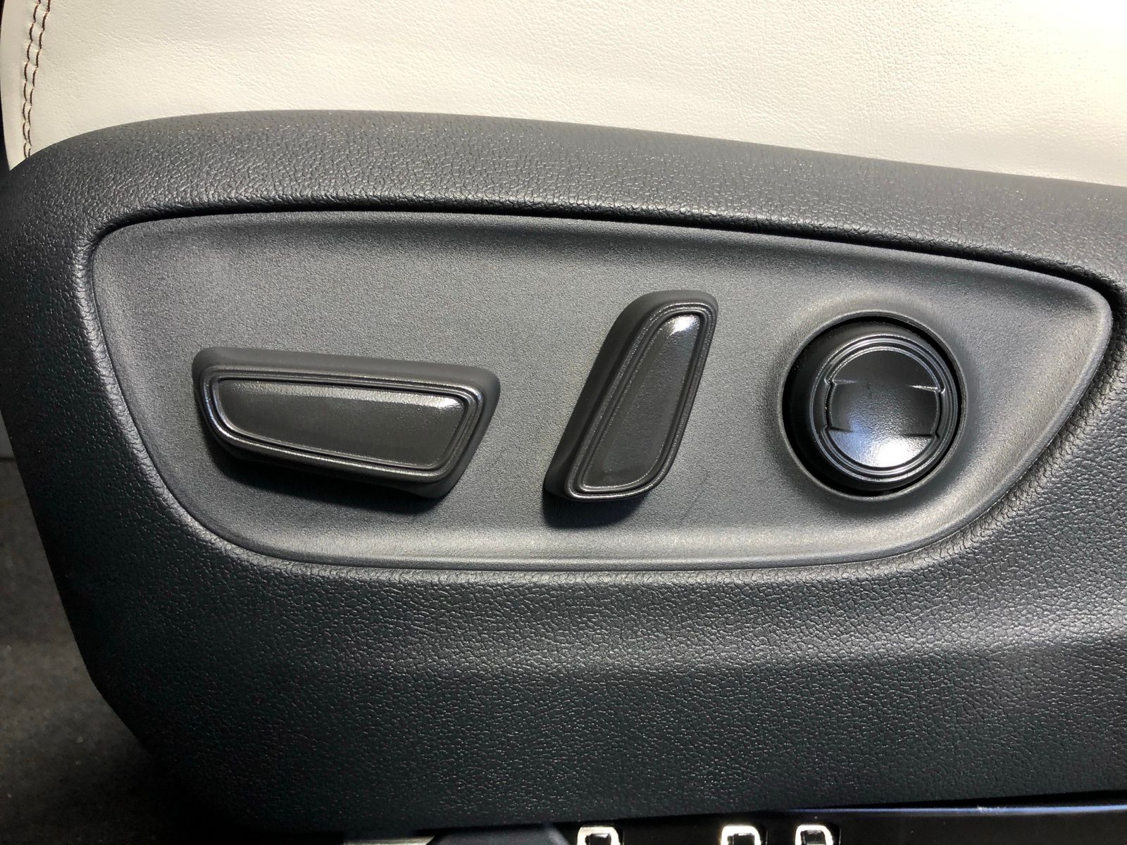 Thumbnail: 2025 Toyota RAV4 - 11