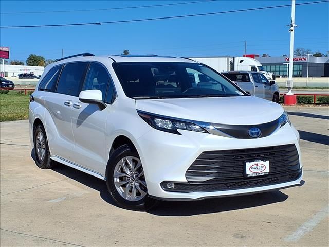 2025 Toyota Sienna XLE  at Gullo Toyota