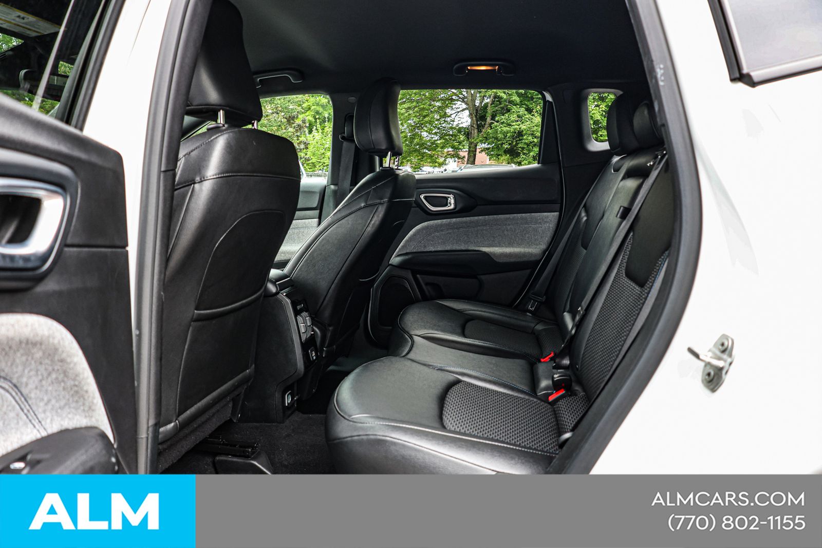 Used 2025 White Jeep Latitude image 18