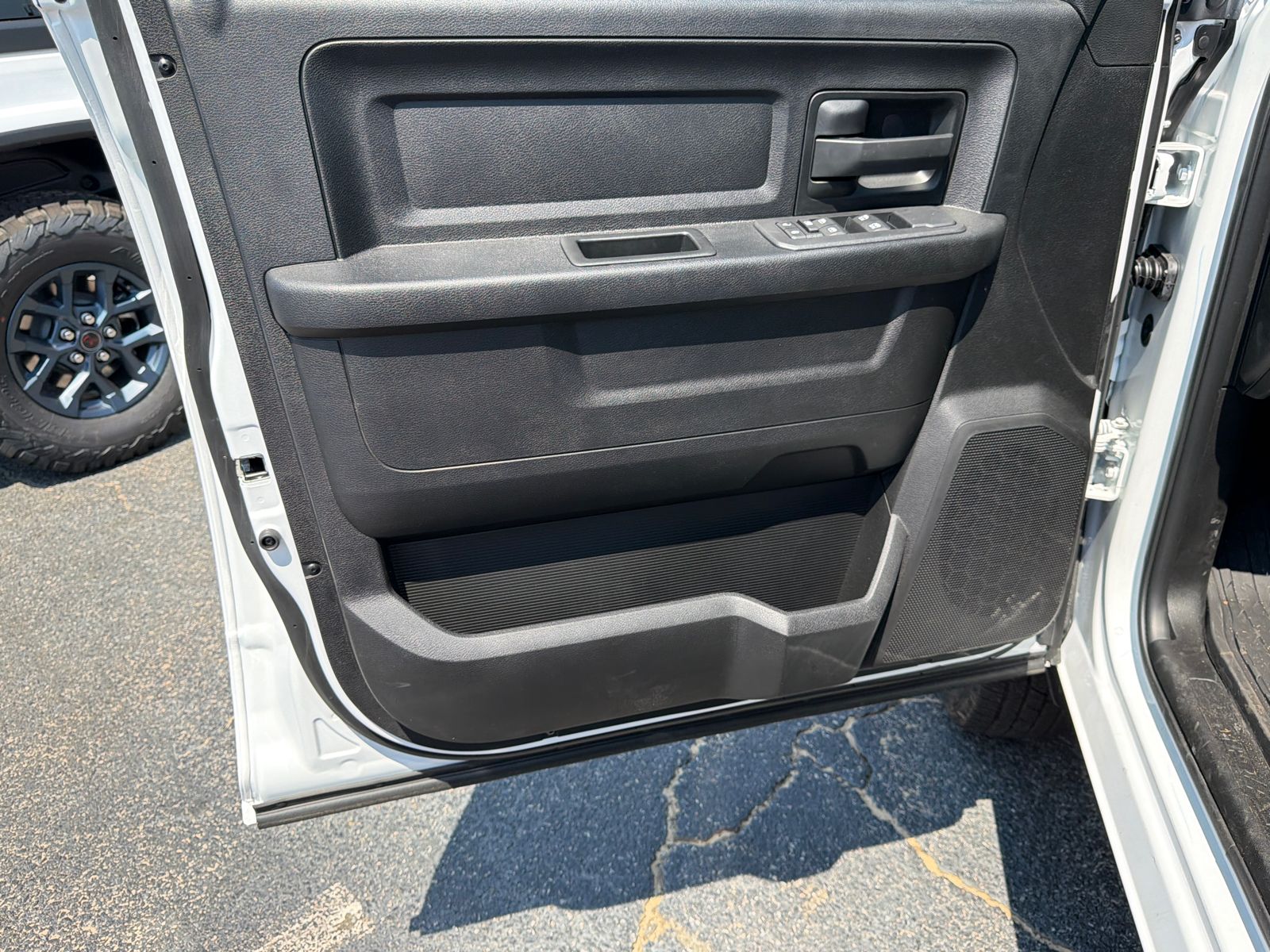 New 2026 Bright White Clear-Coat Exterior Paint RAM Tradesman image 10