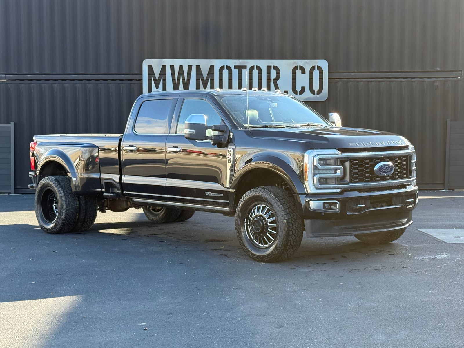 2024 Ford F-450 Super Duty Platinum's photo