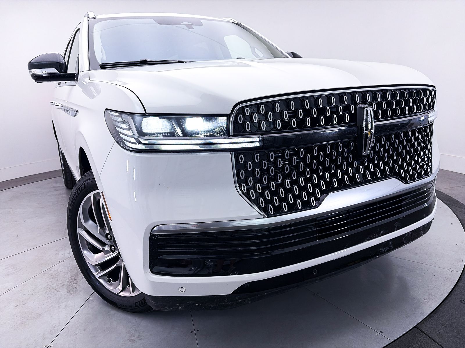 Used White Metallic 2025 Lincoln Navigator L Reserve for Sale in