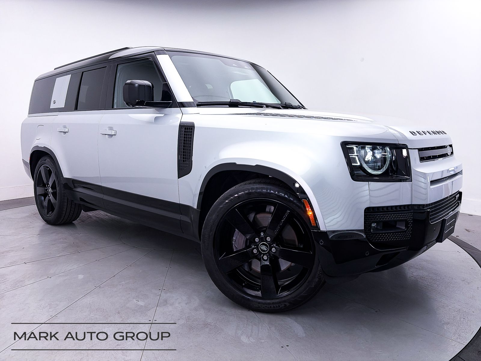 2023 Land Rover Defender 130 X-Dynamic SE AWD