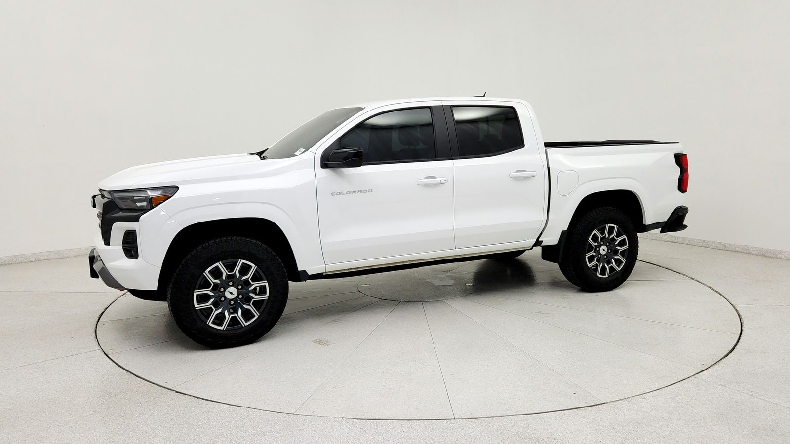 Used 2024 White Chevrolet Z71 image 3