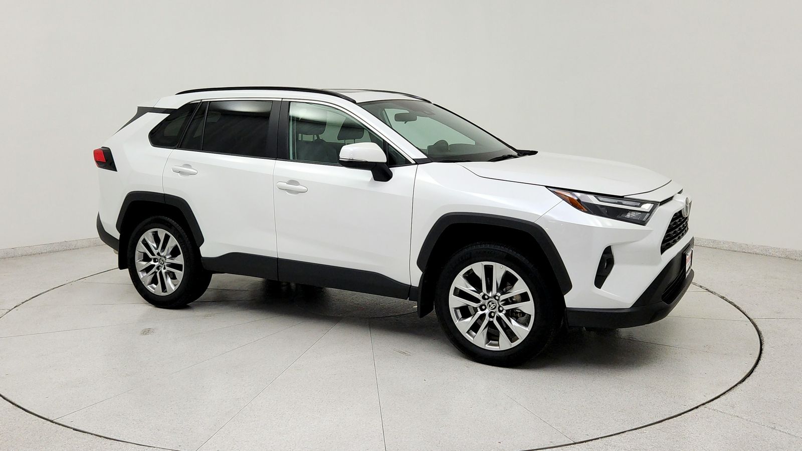 Used 2025 Beige Toyota XLE Premium image 9