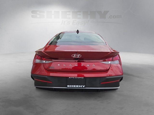 Used 2025 Red Hyundai SE image 4