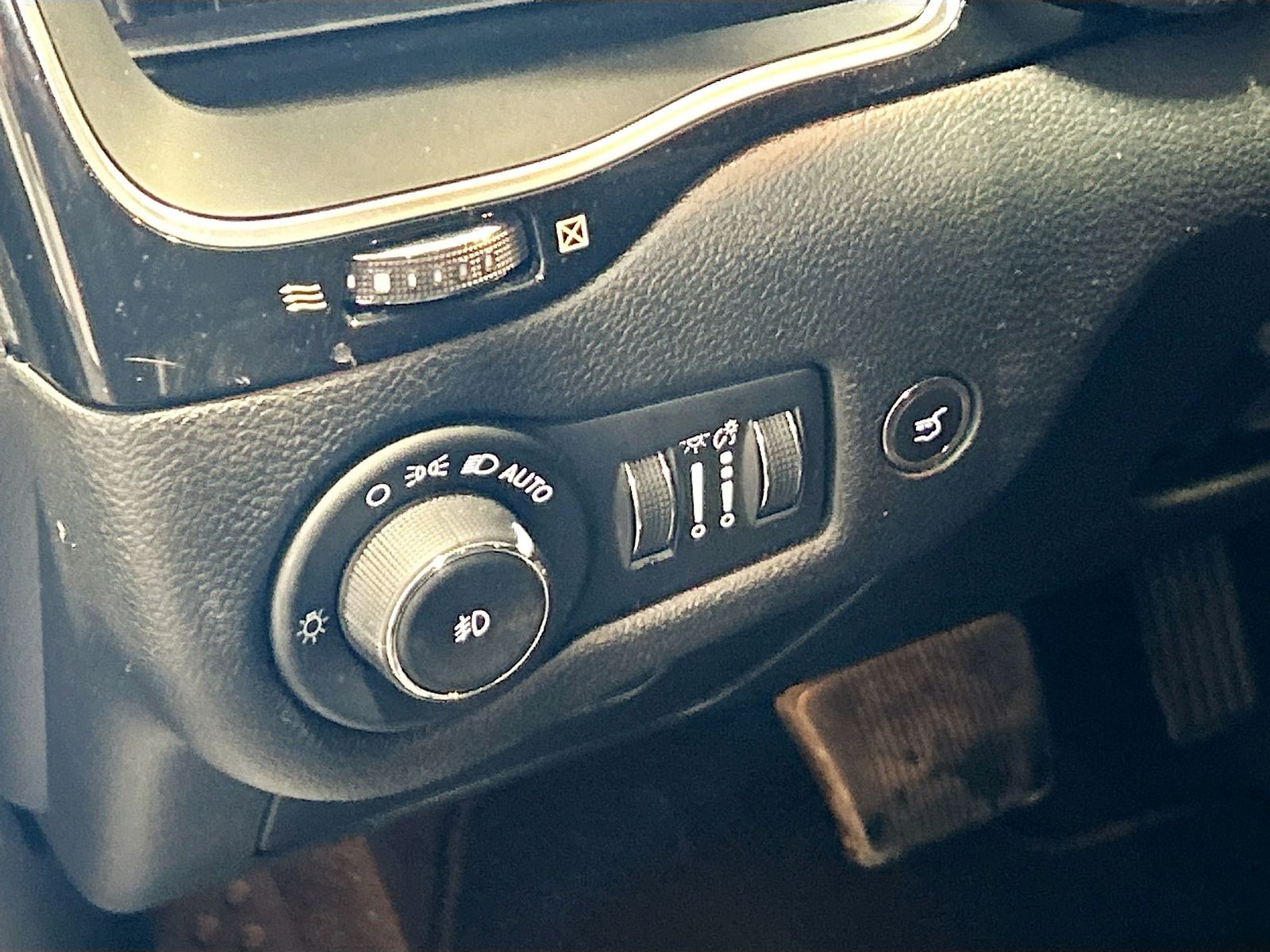 Used 2023 Gray Jeep Altitude image 10