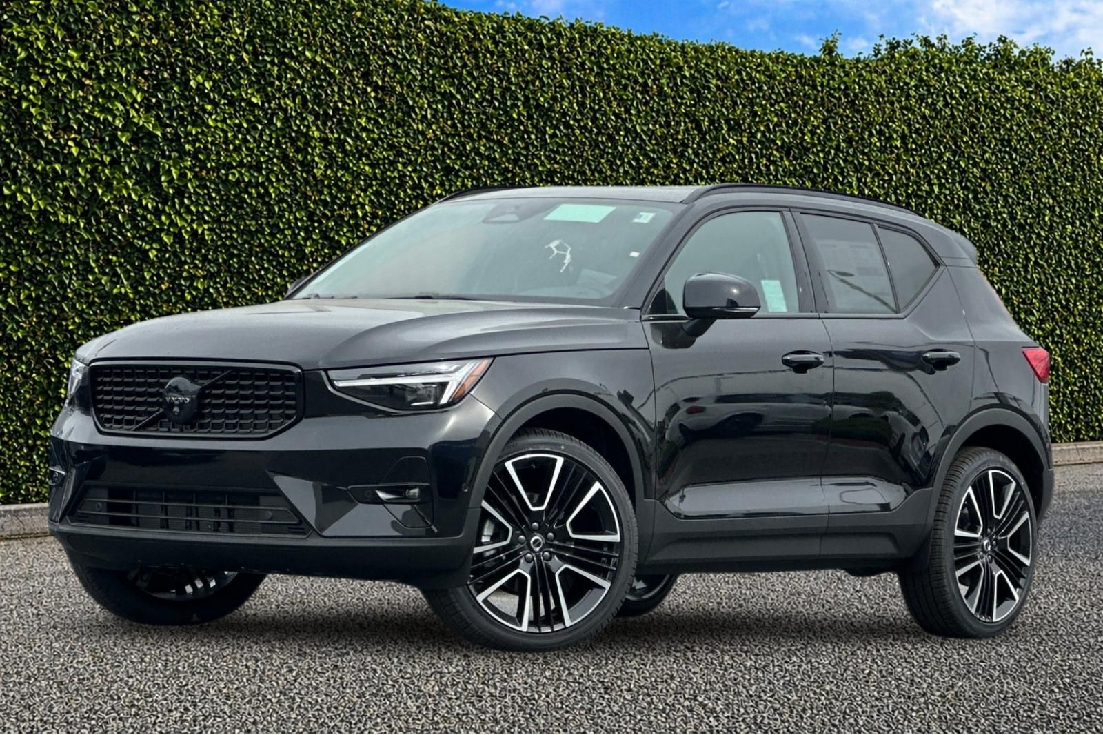 2026 Volvo XC40 B5 Ultra Black Edition