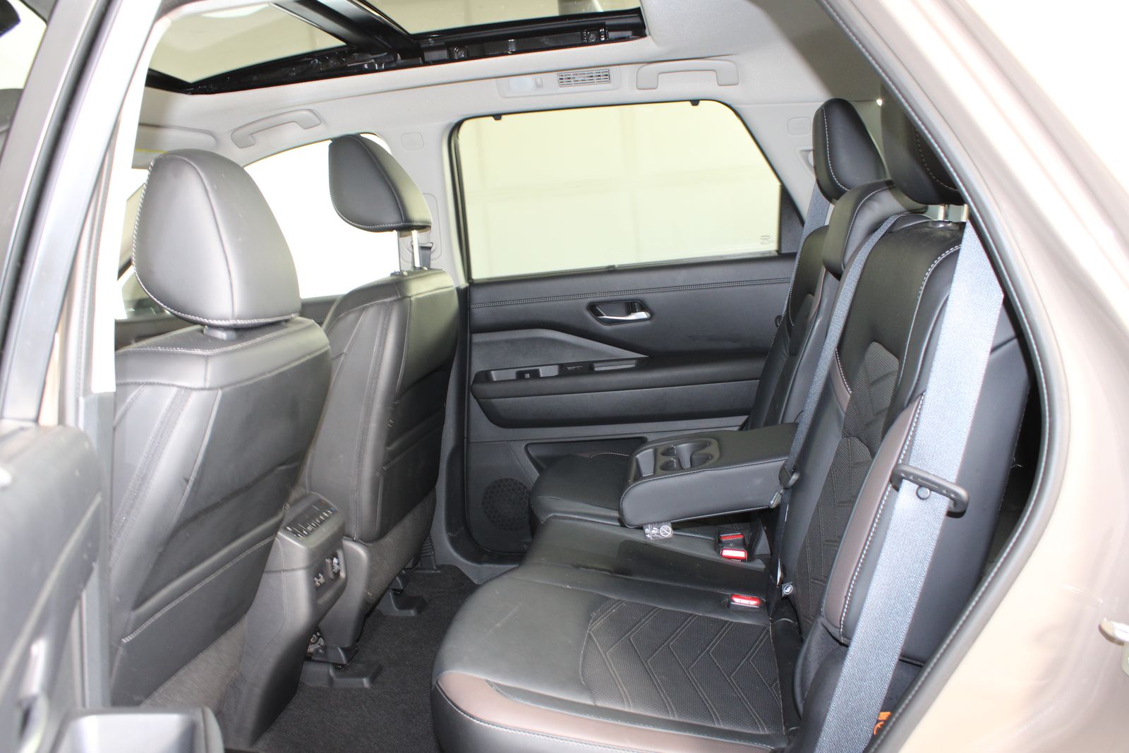 Used 2023  Nissan Platinum image 12
