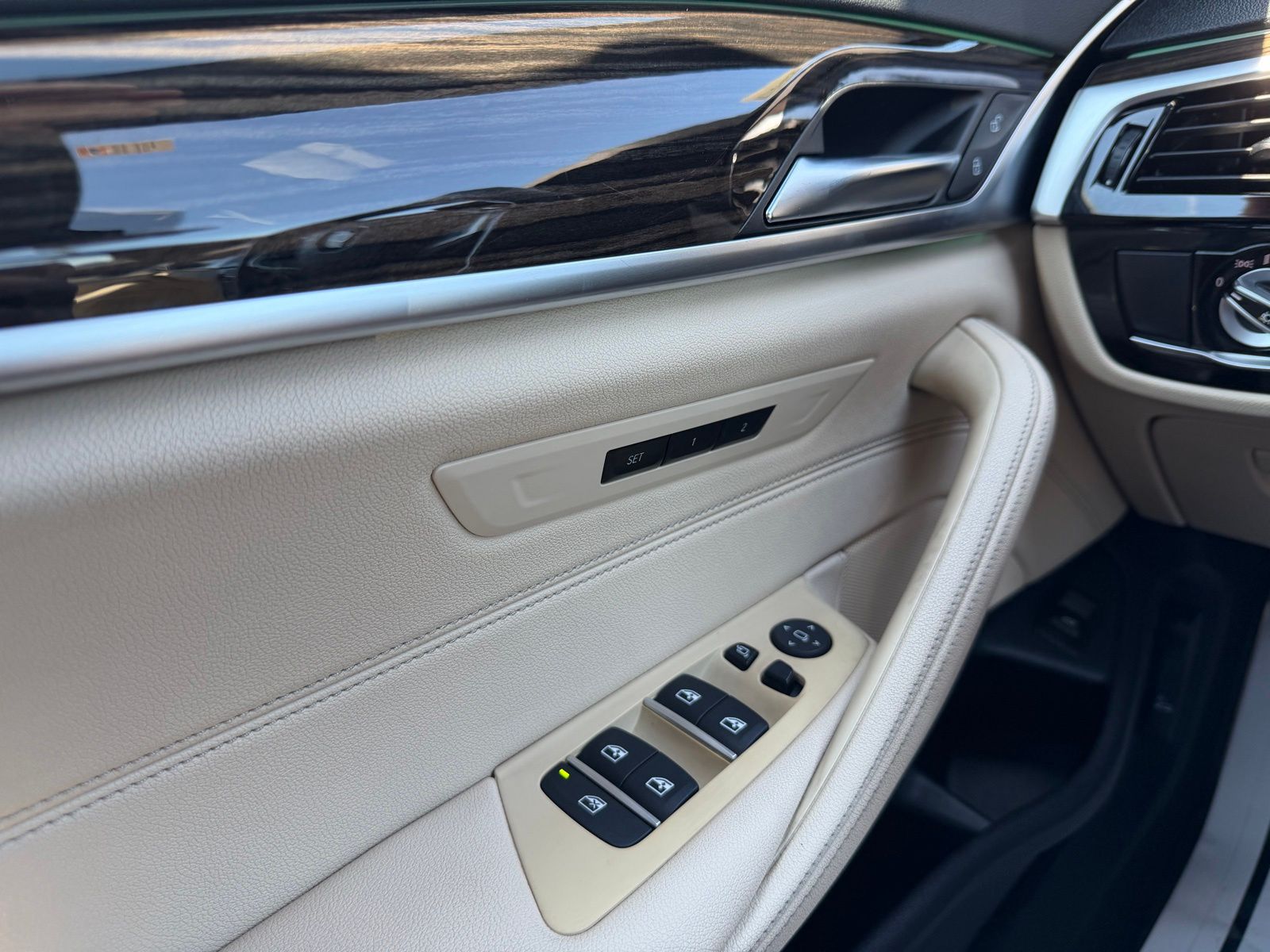 2022 BMW 5 Series image 25