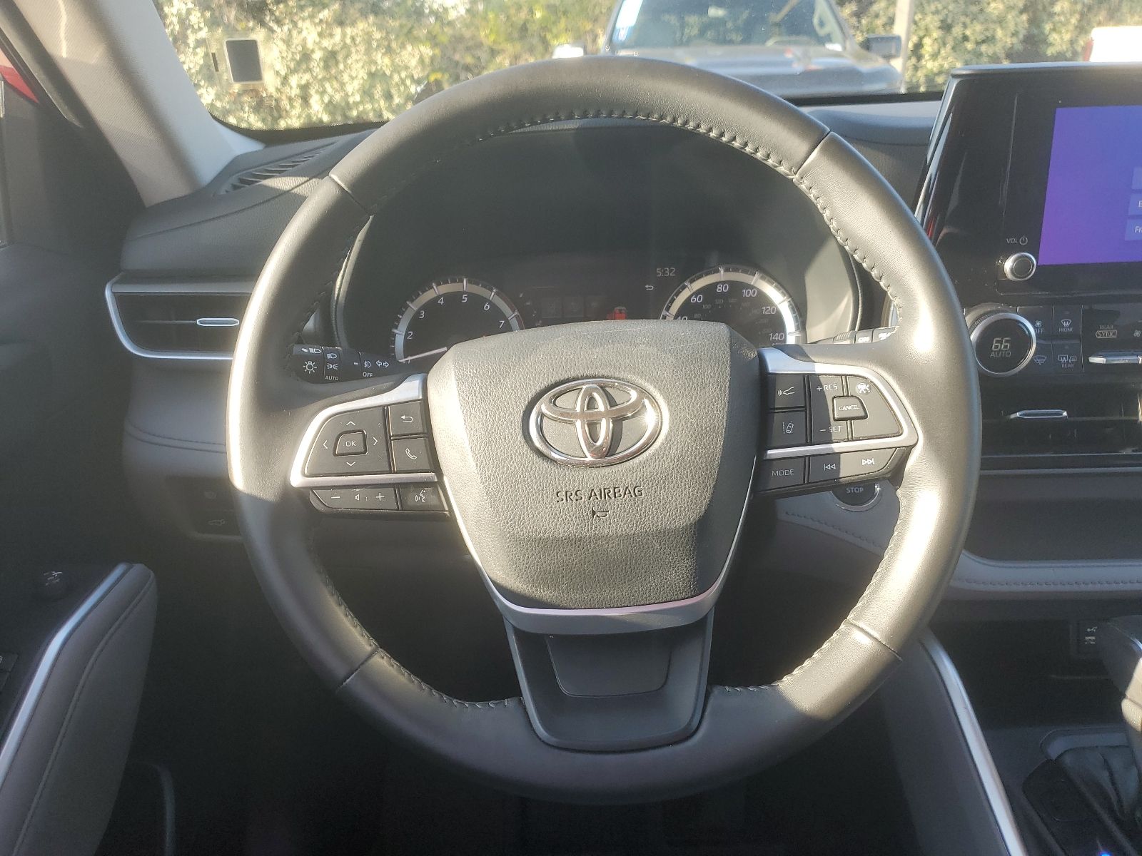 2023 Toyota Highlander LE - 11