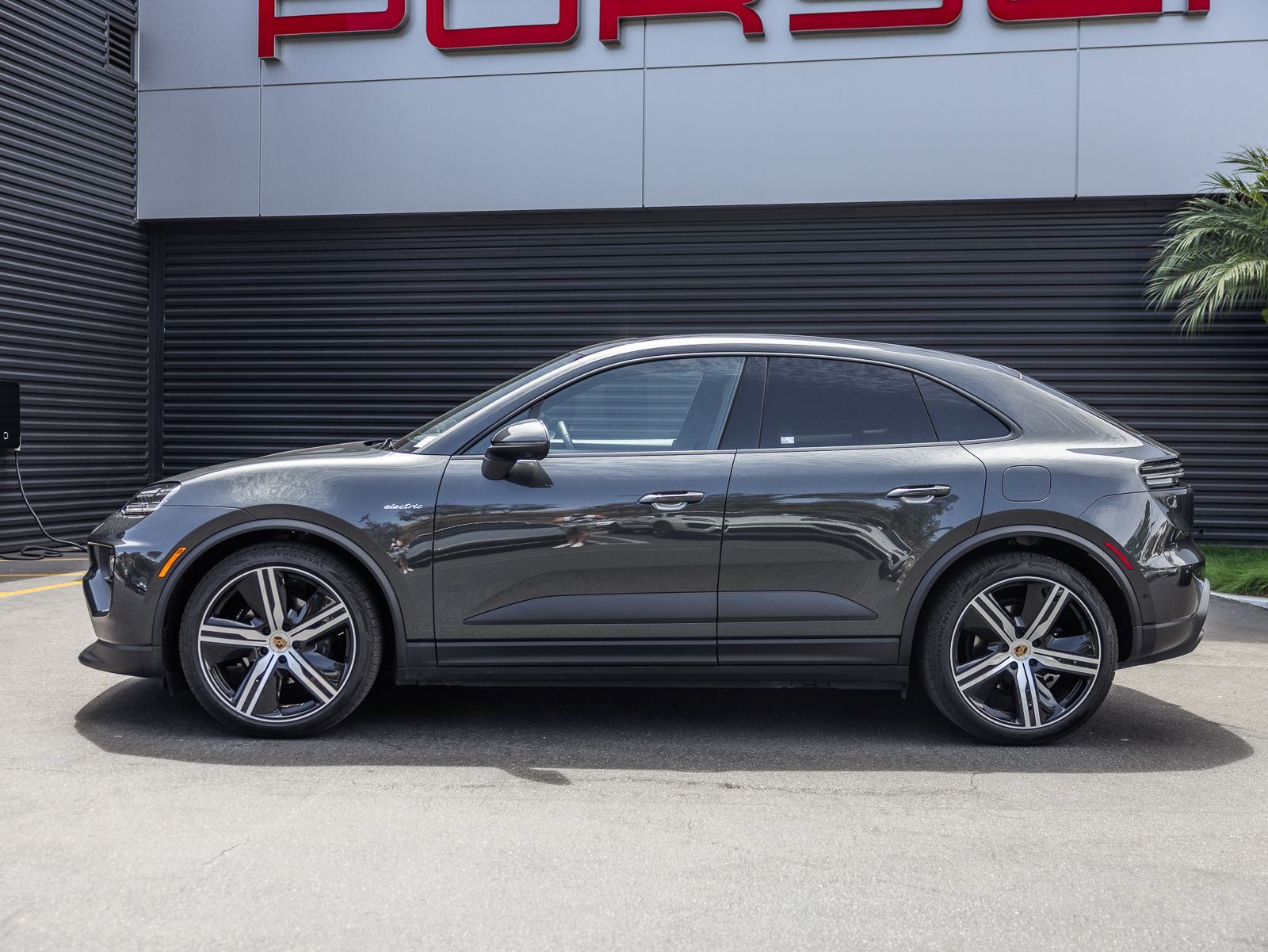 2025 Porsche Macan Macan Electric's photo
