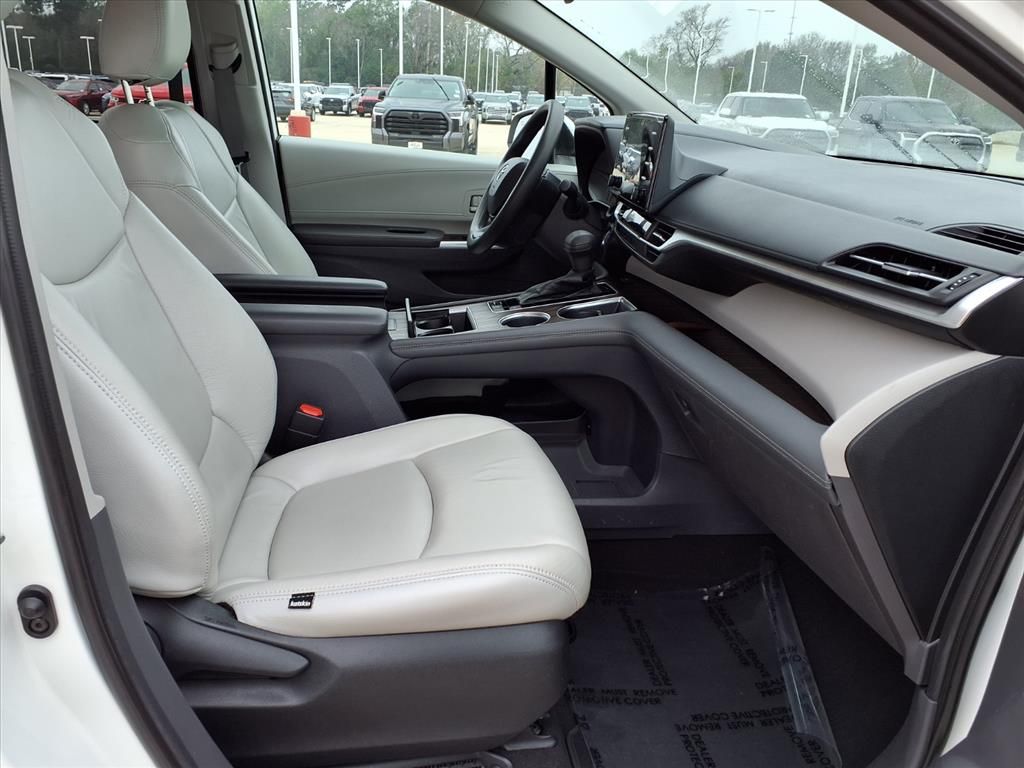 2022 Toyota Sienna LE White at AutoSavvy Houston Southwest