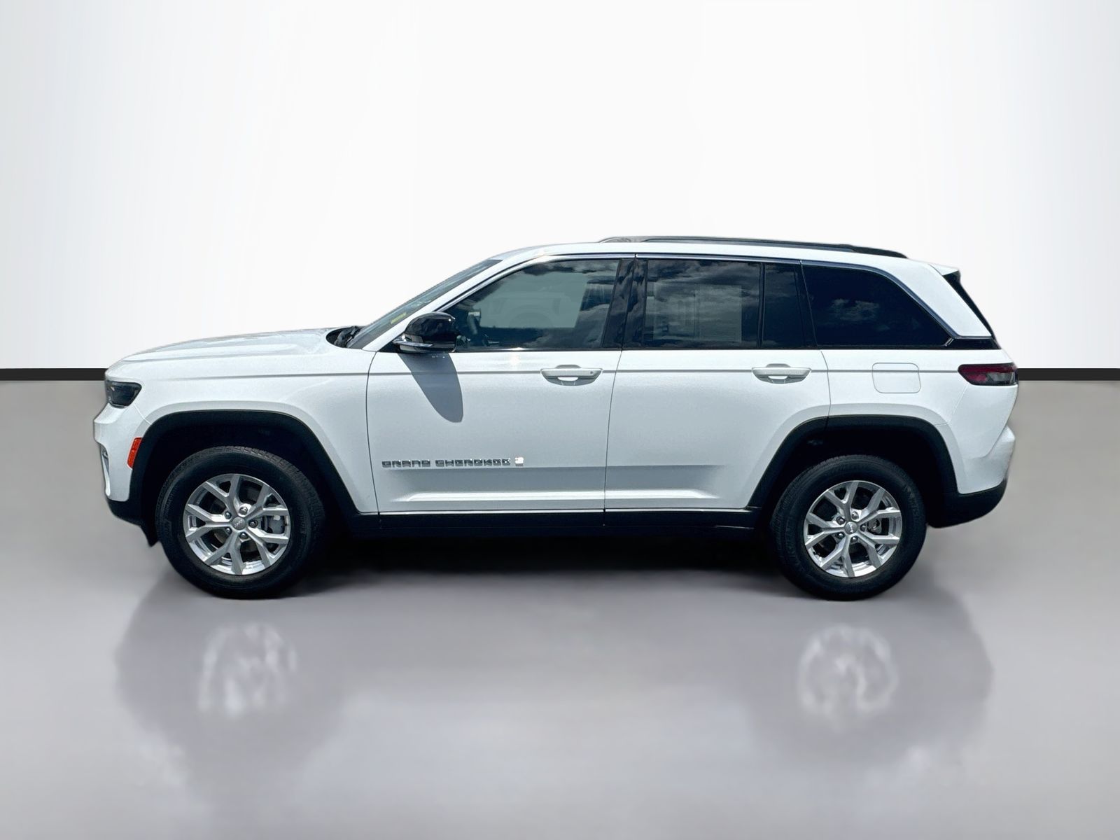 Used 2023 White Jeep Limited image 4