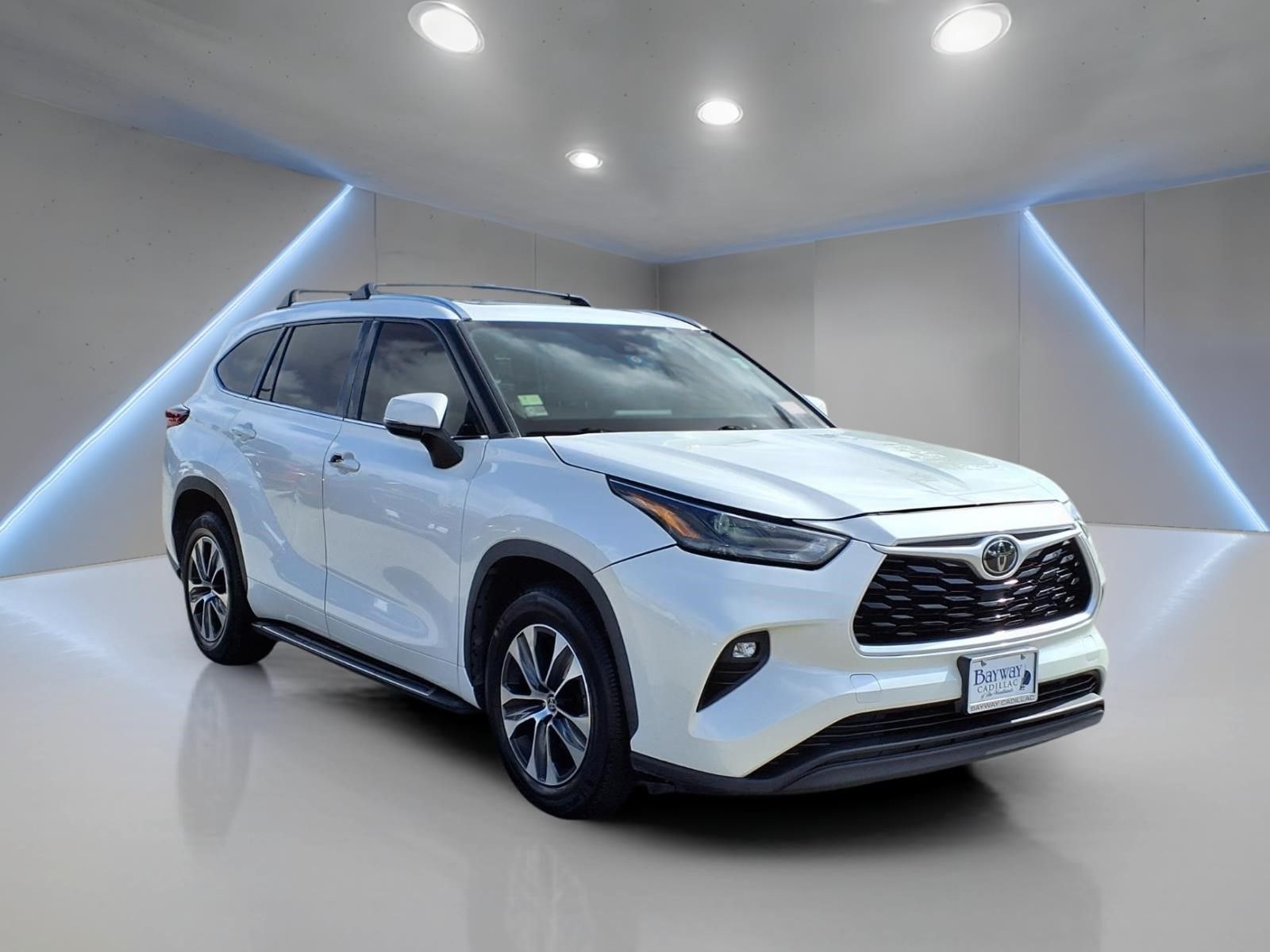 2021 Toyota Highlander XLE White at Toyota of Victoria