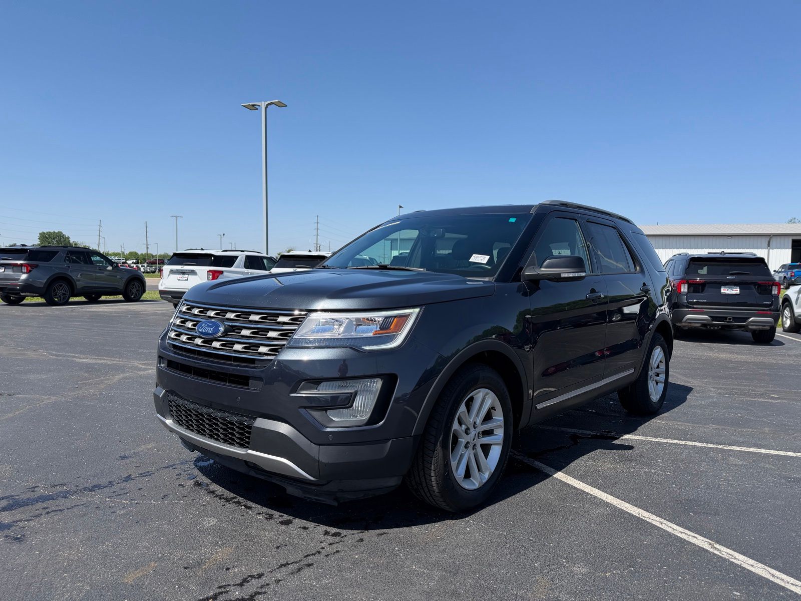 2017 Ford Explorer image 2