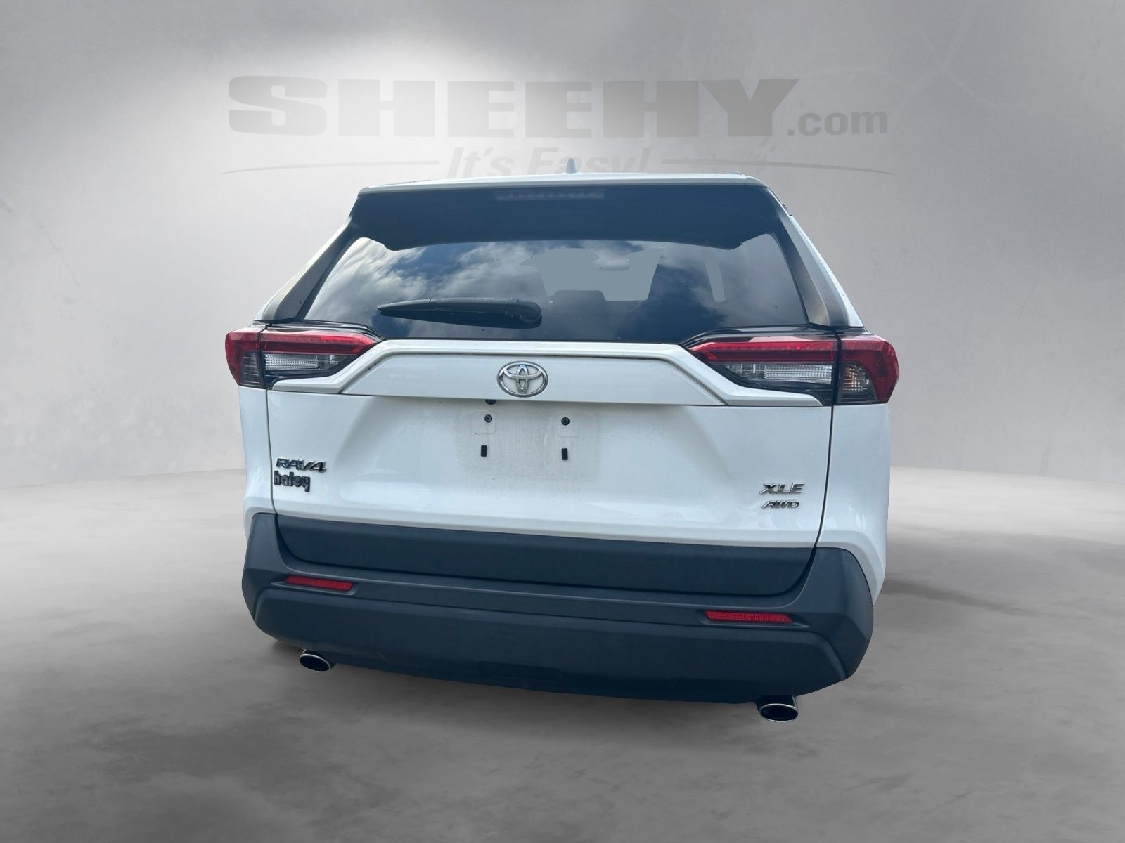 Used 2020 White Toyota XLE Premium image 13