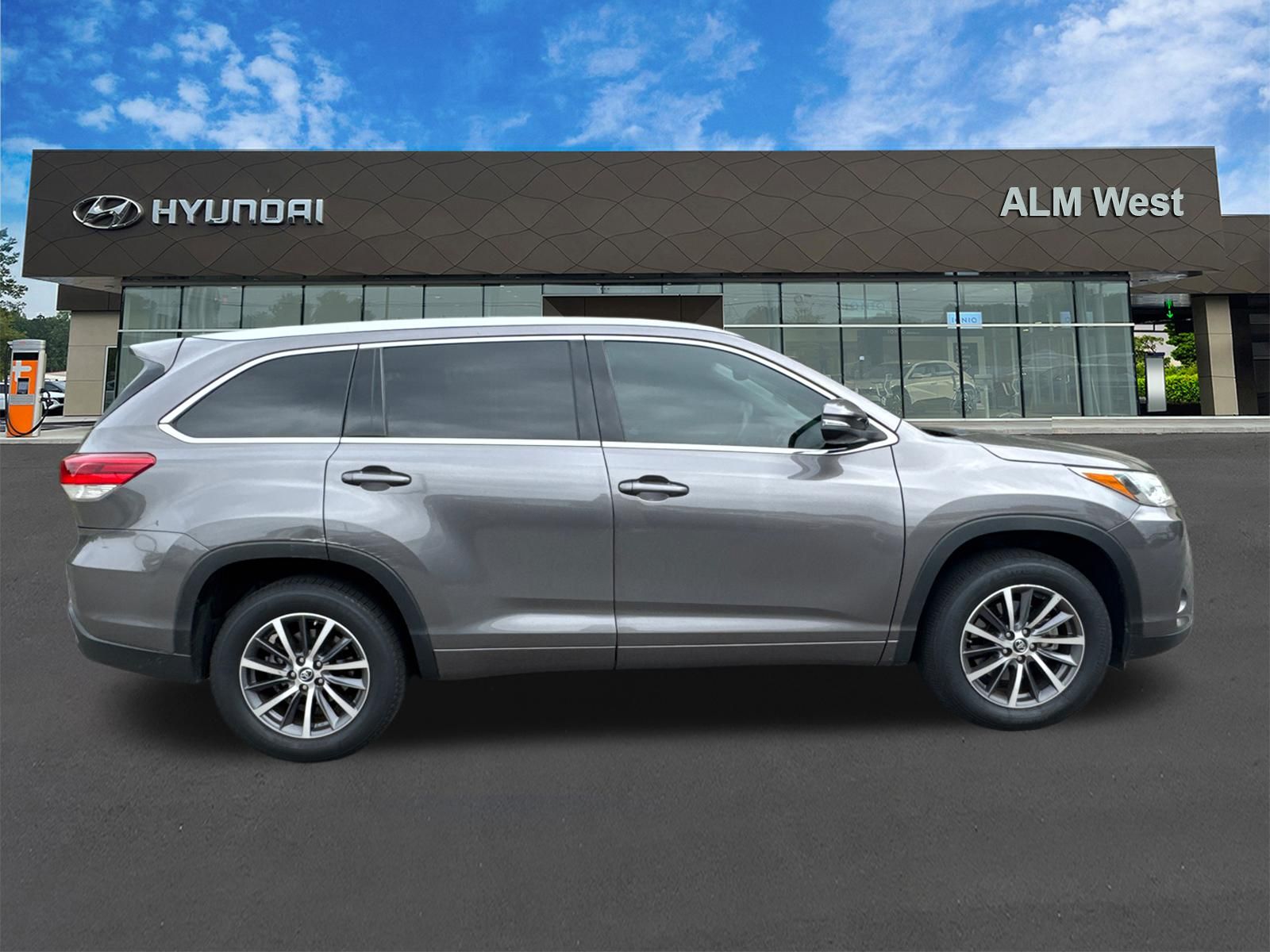 Used 2018 Gray Toyota XLE image 4