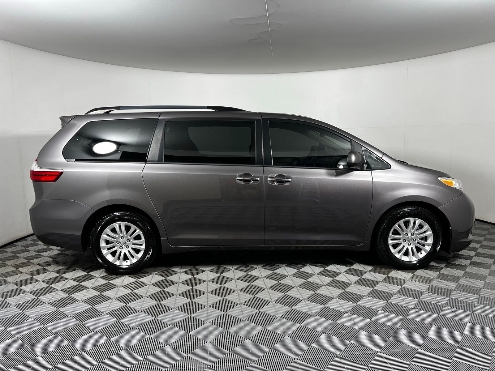 2016 Toyota Sienna XLE 4