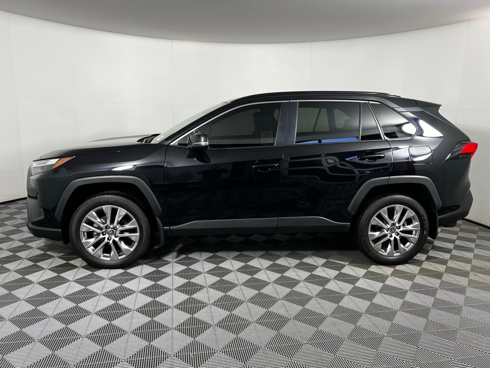 2024 Toyota RAV4 XLE Premium 8