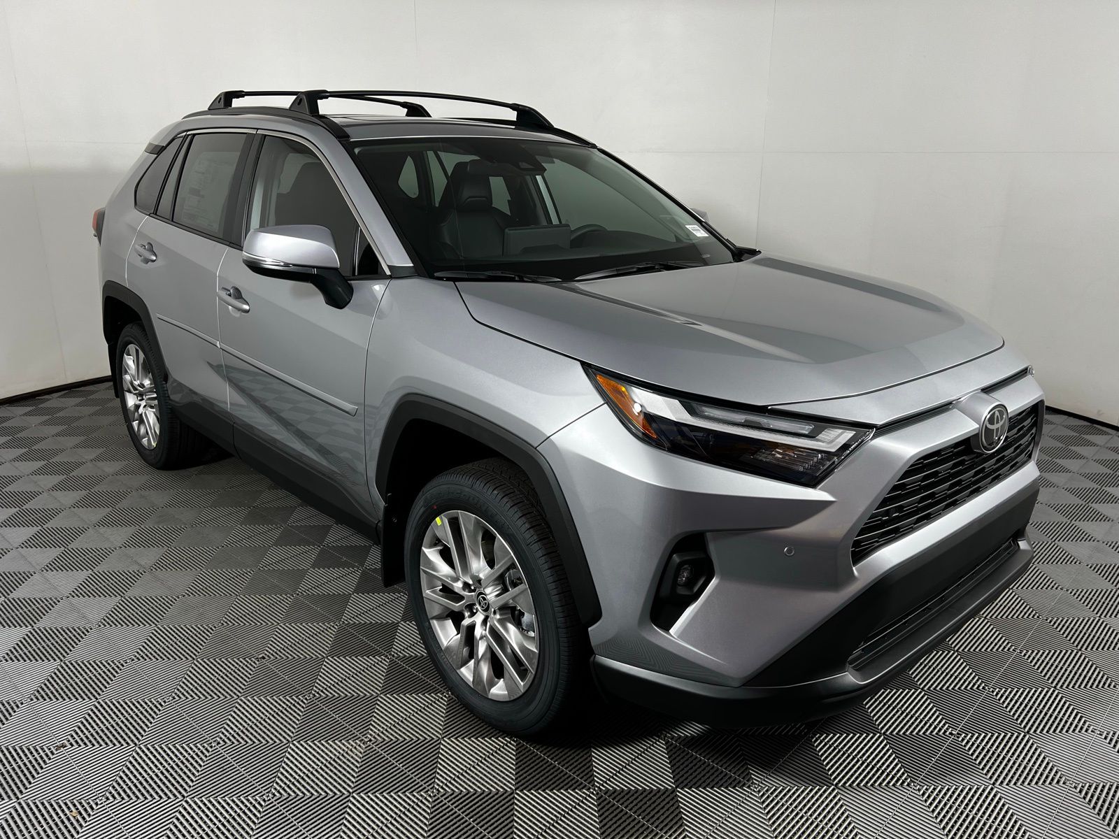 2025 Toyota RAV4 XLE Premium 3