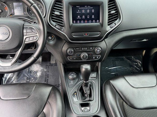 Used 2019 White Jeep Latitude Plus image 28