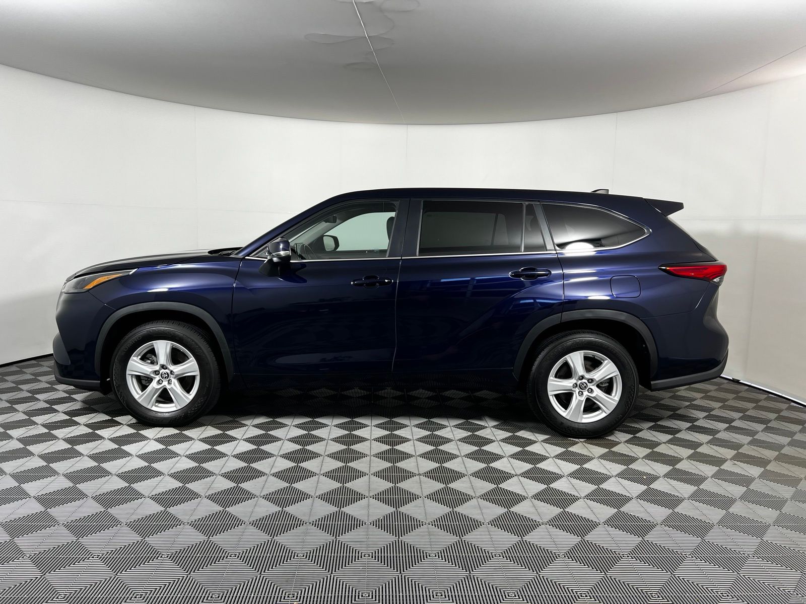 Thumbnail: 2023 Toyota Highlander - 8