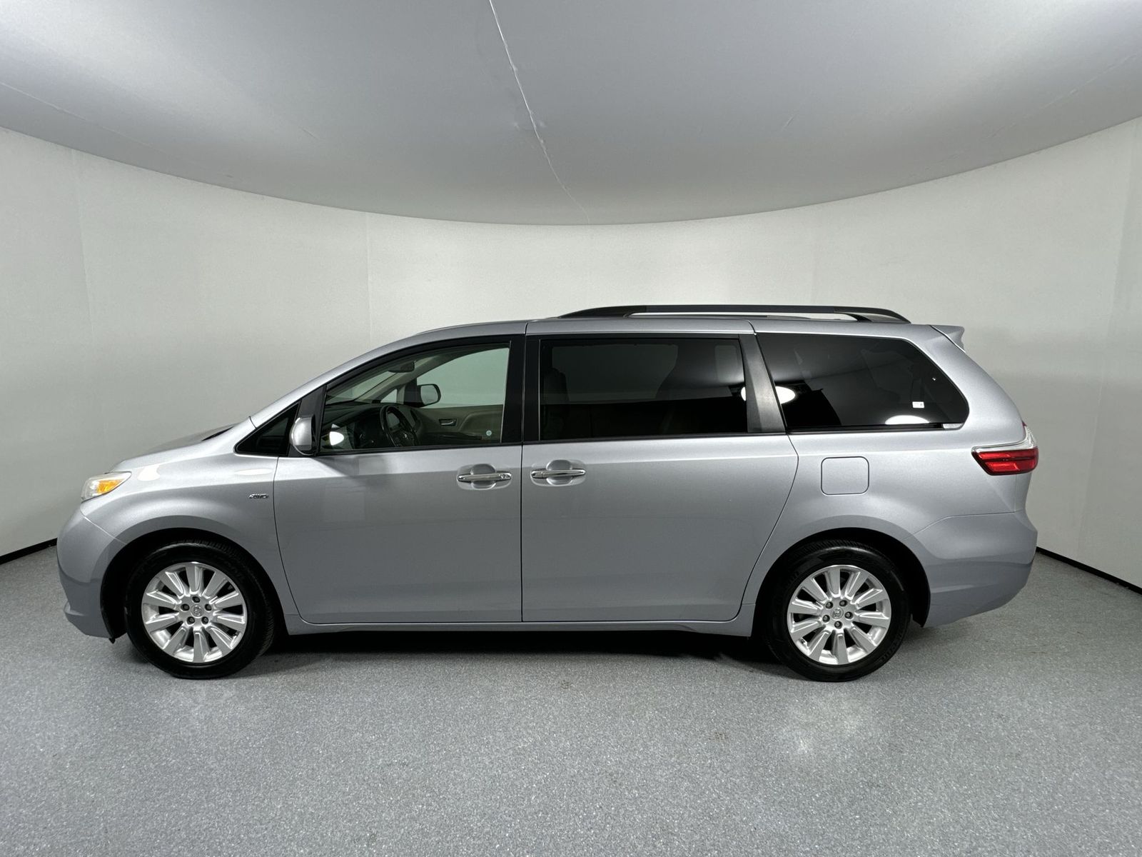 2016 Toyota Sienna Limited 29