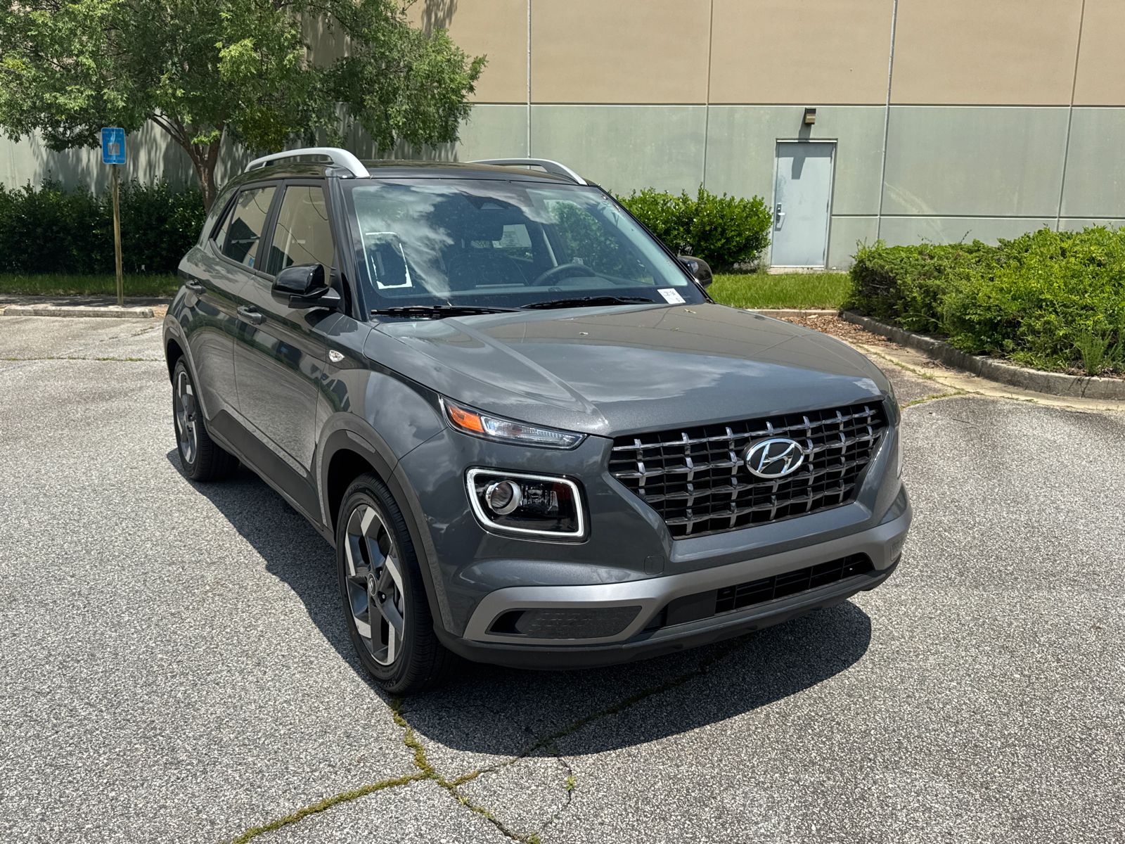 2025 Hyundai Venue Limited photo 3