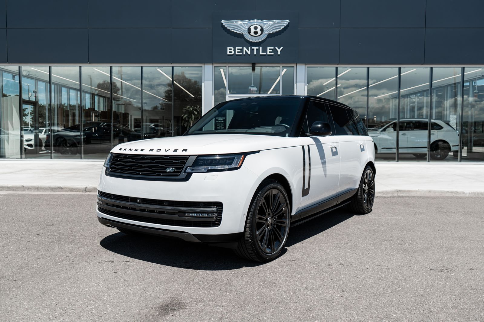 Ostuni Pearl White Metallic 2024 Land Rover Range Rover SUV / Crossover All-Wheel Drive 8-Speed Automatic