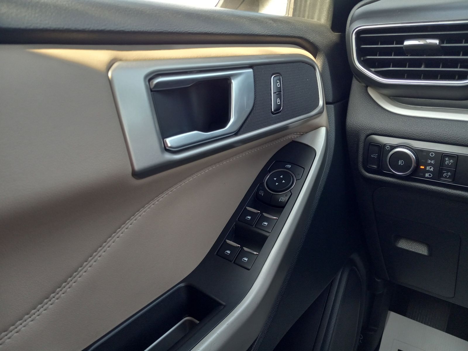 2024 Ford Explorer image 28