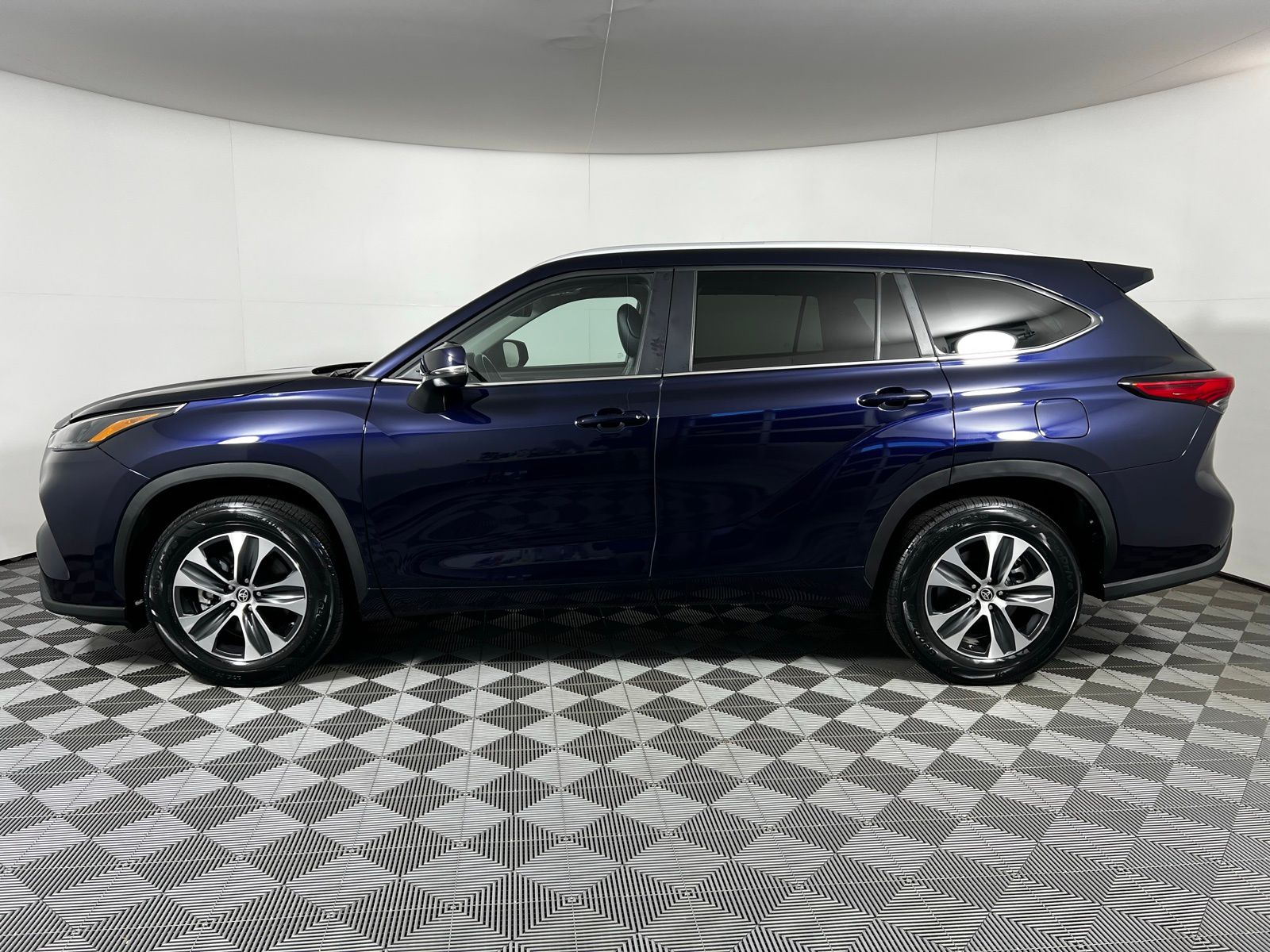 Thumbnail: 2023 Toyota Highlander - 8