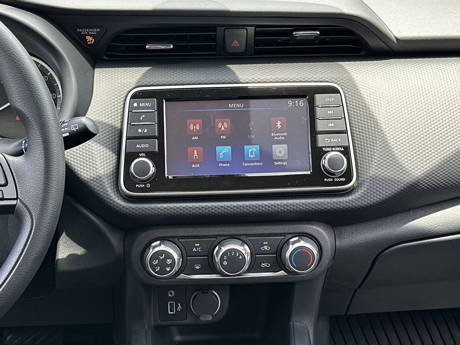2025 Nissan Kicks Play S photo 2