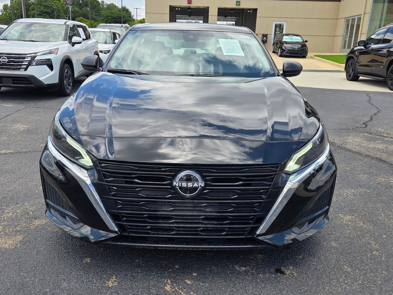 Used 2025 Super Black Nissan 2.5 SV image 2
