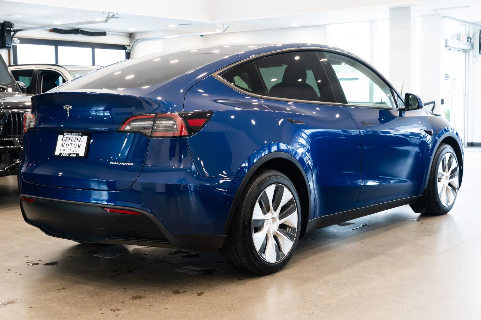 View vehicle photo 4