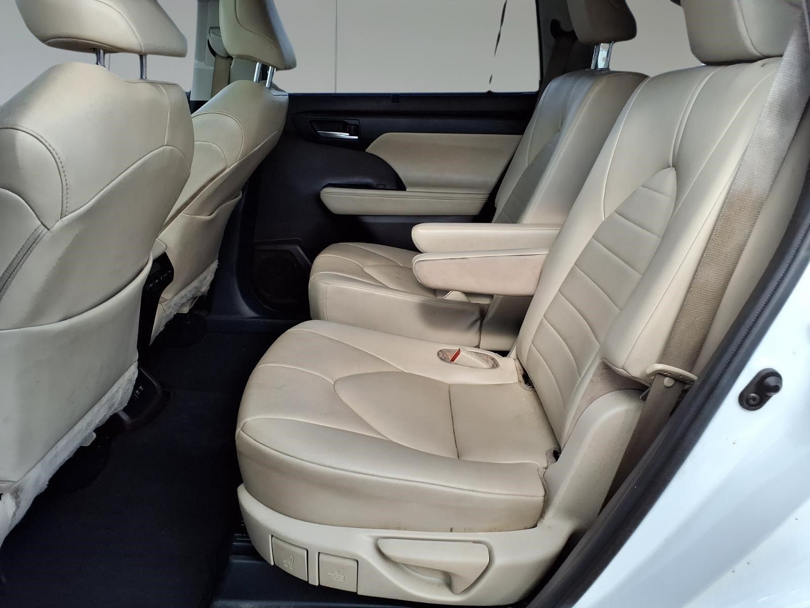 2021 Toyota Highlander XLE White at Toyota of Victoria