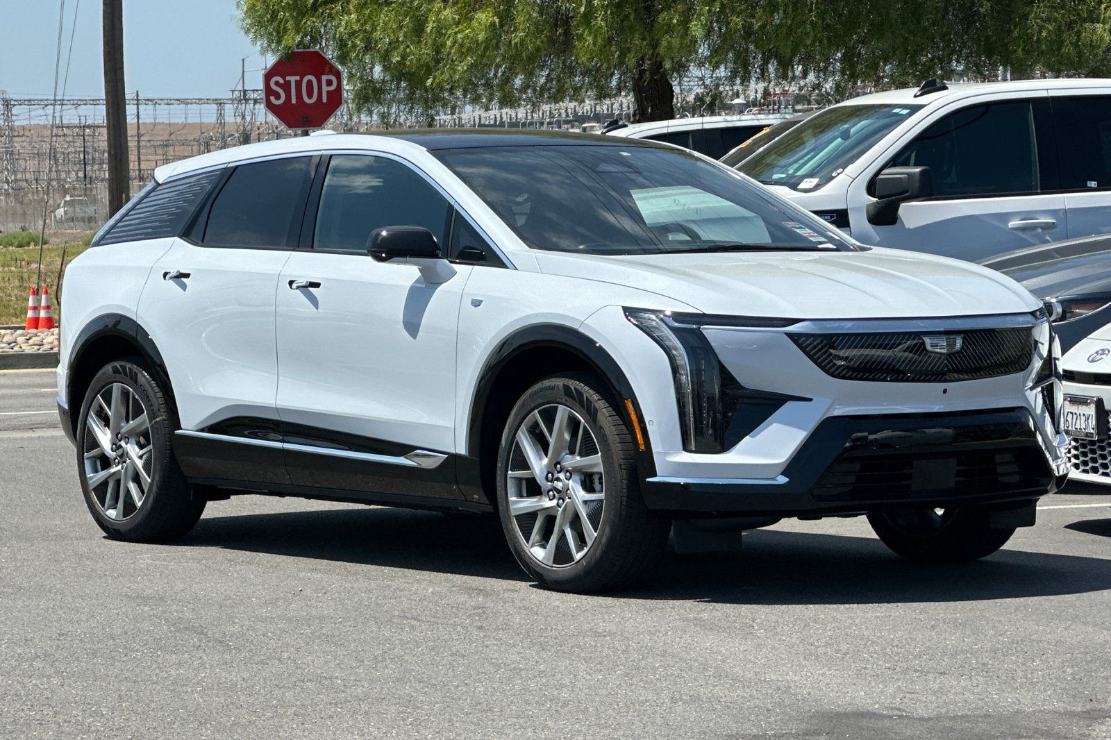 Vibrant White Tricoat 2027 Cadillac OPTIQ SUV / Crossover Rear-Wheel Drive 1-Speed Automatic