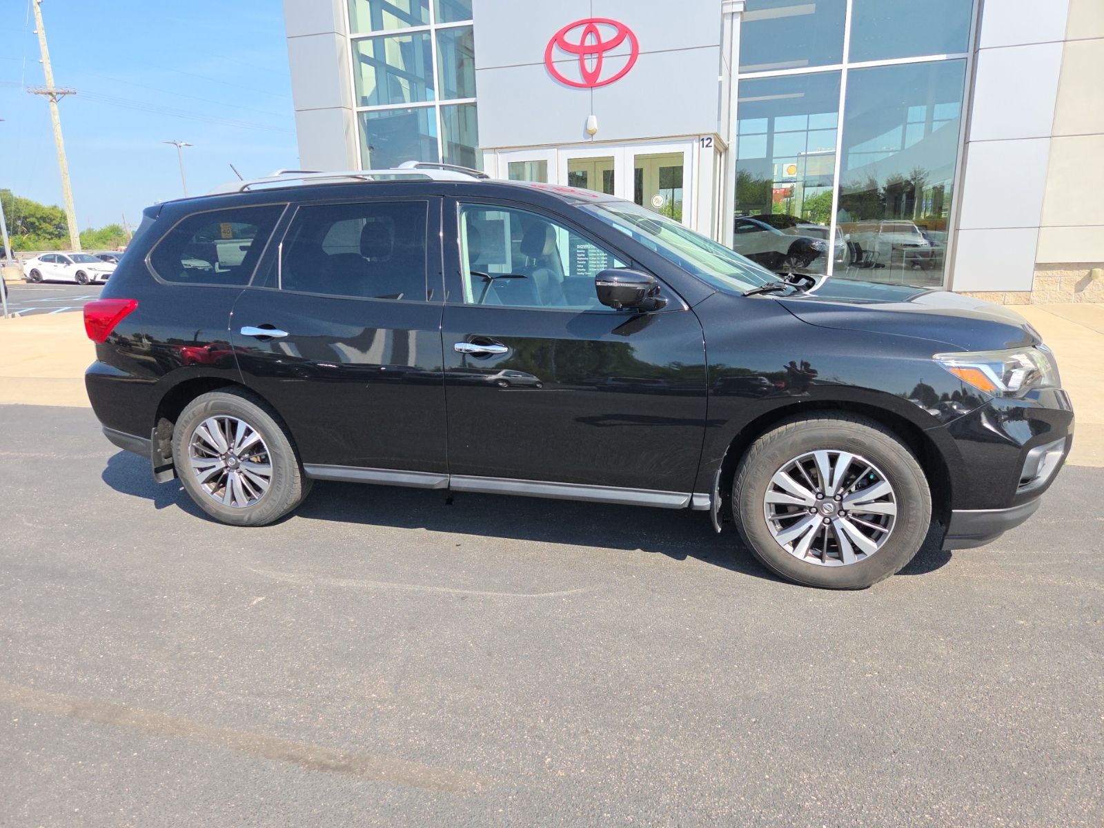 Used 2017 Nissan Pathfinder SL with VIN 5N1DR2MM2HC657355 for sale in Whitestown, IN