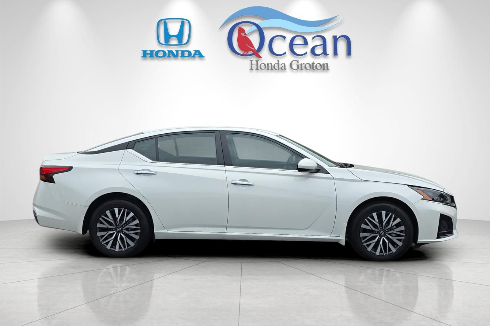Used 2023 White Nissan 2.5 SV image 2
